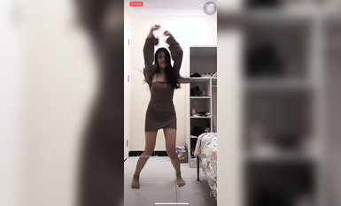 最新《瘋狂抖音》外篇之《抖音擦邊2》顏值主播各顯神通 閃現走光 刷邊尿尿熱舞 扣逼漏奶 (1)