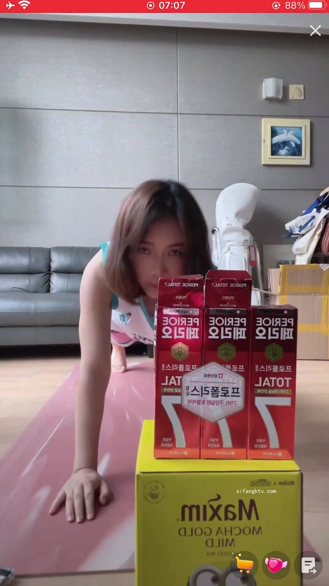 最新《瘋狂抖音》外篇之《抖音擦邊2》顏值主播各顯神通 閃現走光 刷邊尿尿熱舞 扣逼漏奶 (112)