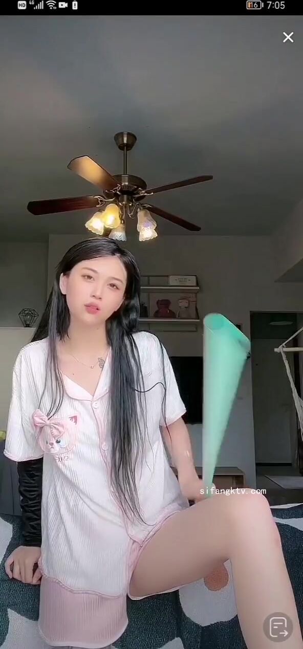 最新《瘋狂抖音》外篇之《抖音擦邊2》顏值主播各顯神通 閃現走光 刷邊尿尿熱舞 扣逼漏奶 (3)