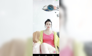 最新《瘋狂抖音》外篇之《抖音擦邊2》顏值主播各顯神通 閃現走光 刷邊尿尿熱舞 扣逼漏奶 (83)