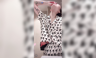 最新《瘋狂抖音》外篇之《抖音擦邊2》顏值主播各顯神通 閃現走光 刷邊尿尿熱舞 扣逼漏奶 (143)