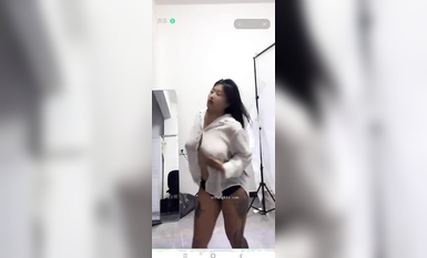 最新《瘋狂抖音》外篇之《抖音擦邊2》顏值主播各顯神通 閃現走光 刷邊尿尿熱舞 扣逼漏奶 (107)