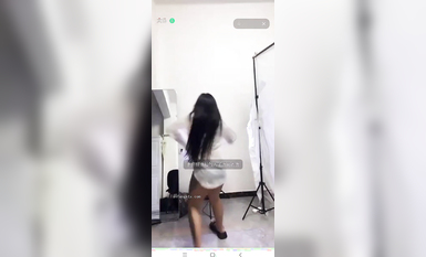 最新《瘋狂抖音》外篇之《抖音擦邊2》顏值主播各顯神通 閃現走光 刷邊尿尿熱舞 扣逼漏奶 (107)