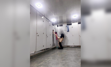 極品推特淫盪人妻性玩物▌林淑怡▌全裸壓馬路尋刺激 男公廁全裸待插後入懟穴 (3)