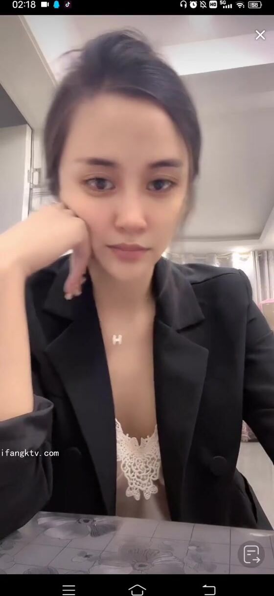 最新《瘋狂抖音》外篇之《抖音擦邊2》顏值主播各顯神通 閃現走光 刷邊尿尿熱舞 扣逼漏奶 (131)