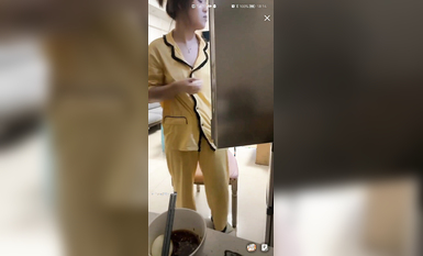 最新《瘋狂抖音》外篇之《抖音擦邊2》顏值主播各顯神通 閃現走光 刷邊尿尿熱舞 扣逼漏奶 (43)