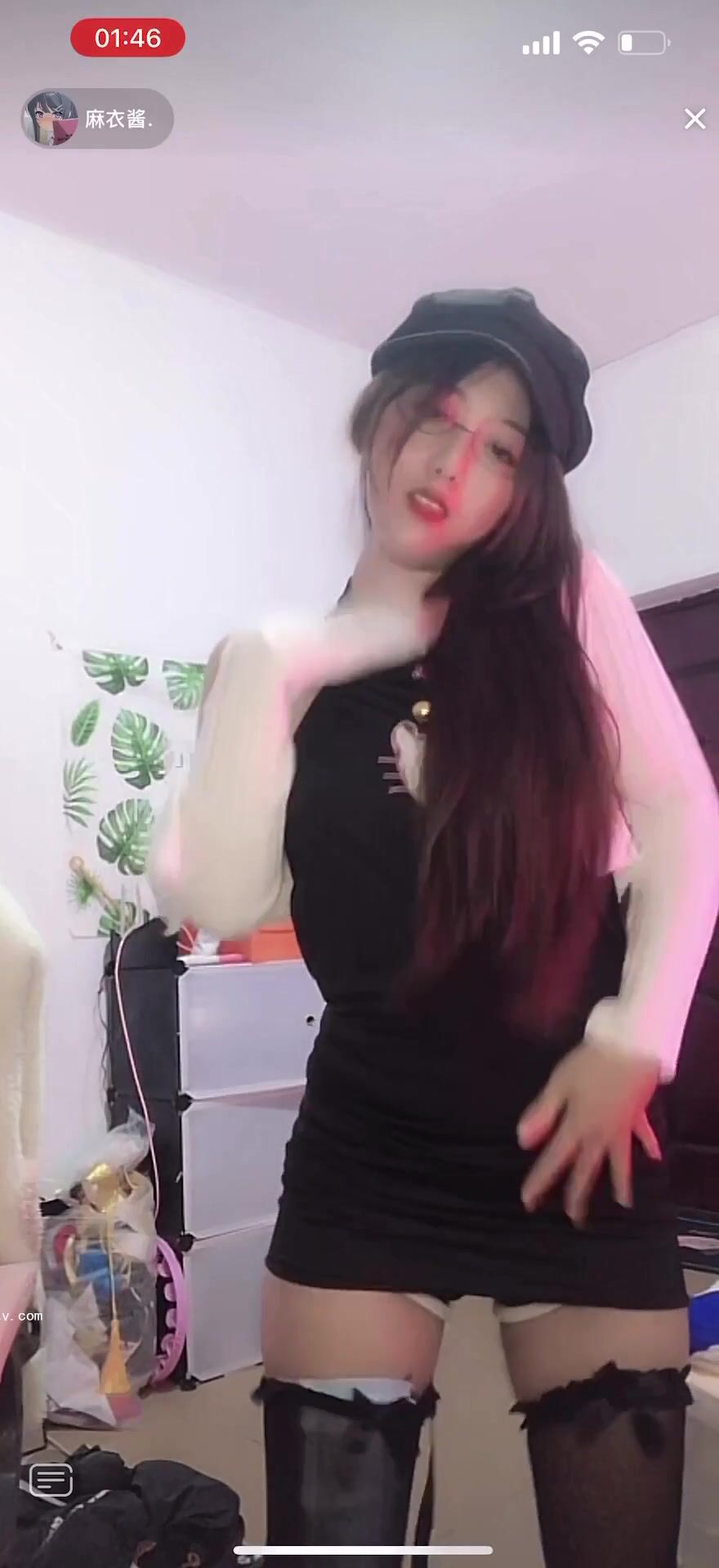 最新《瘋狂抖音》外篇之《抖音擦邊2》顏值主播各顯神通 閃現走光 刷邊尿尿熱舞 扣逼漏奶 (32)