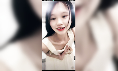 最新《瘋狂抖音》外篇之《抖音擦邊2》顏值主播各顯神通 閃現走光 刷邊尿尿熱舞 扣逼漏奶 (44)