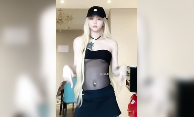 最新《瘋狂抖音》外篇之《抖音擦邊2》顏值主播各顯神通 閃現走光 刷邊尿尿熱舞 扣逼漏奶 (120)