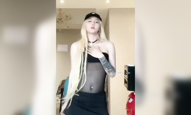 最新《瘋狂抖音》外篇之《抖音擦邊2》顏值主播各顯神通 閃現走光 刷邊尿尿熱舞 扣逼漏奶 (120)