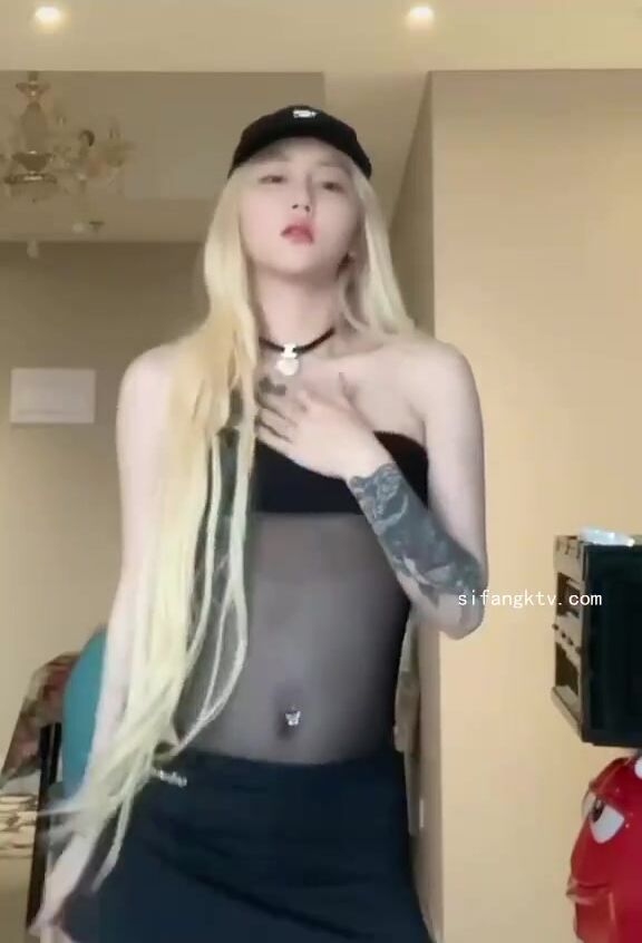 最新《瘋狂抖音》外篇之《抖音擦邊2》顏值主播各顯神通 閃現走光 刷邊尿尿熱舞 扣逼漏奶 (120)