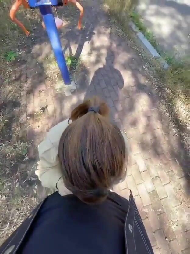 重磅推薦！淫盪肥臀人妻母狗【見過騷的 沒見過這么騷的】喜歡戶外露出，喜歡被很多男人操 (71)