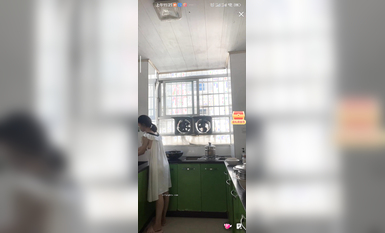 最新《瘋狂抖音》外篇之《抖音擦邊2》顏值主播各顯神通 閃現走光 刷邊尿尿熱舞 扣逼漏奶 (28)