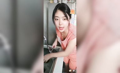 最新《瘋狂抖音》外篇之《抖音擦邊2》顏值主播各顯神通 閃現走光 刷邊尿尿熱舞 扣逼漏奶 (100)