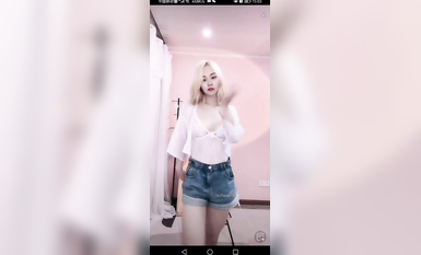 最新《瘋狂抖音》外篇之《抖音擦邊2》顏值主播各顯神通 閃現走光 刷邊尿尿熱舞 扣逼漏奶 (211)