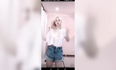 最新《瘋狂抖音》外篇之《抖音擦邊2》顏值主播各顯神通 閃現走光 刷邊尿尿熱舞 扣逼漏奶 (211)