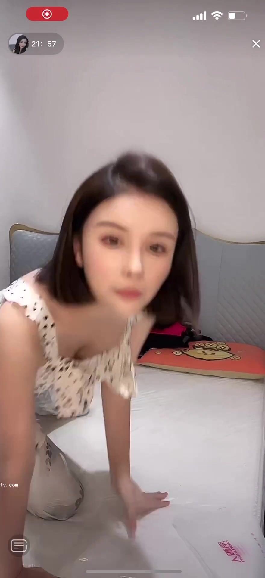 最新《瘋狂抖音》外篇之《抖音擦邊2》顏值主播各顯神通 閃現走光 刷邊尿尿熱舞 扣逼漏奶 (33)