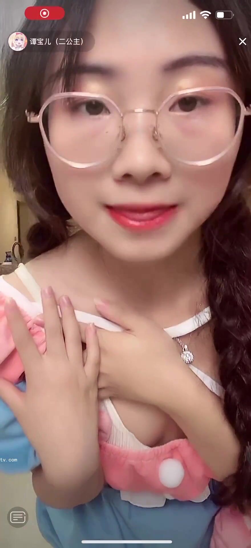 最新《瘋狂抖音》外篇之《抖音擦邊2》顏值主播各顯神通閃現走光刷邊尿尿熱舞扣逼漏奶(79)