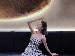 顏值蠻耐看的白嫩御姐少婦，私下裡和炮友約炮，穿開襠黑絲對鏡後入抽插