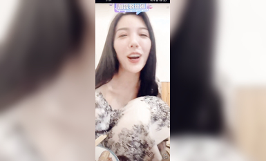 最新《瘋狂抖音》外篇之《抖音擦邊2》顏值主播各顯神通 閃現走光 刷邊尿尿熱舞 扣逼漏奶 (130)