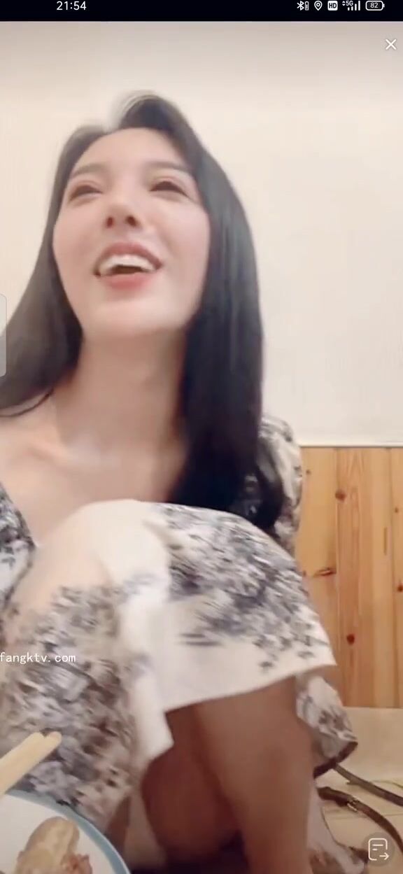 最新《瘋狂抖音》外篇之《抖音擦邊2》顏值主播各顯神通 閃現走光 刷邊尿尿熱舞 扣逼漏奶 (130)