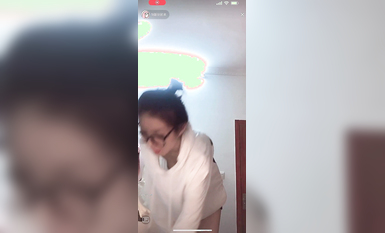 最新《瘋狂抖音》外篇之《抖音擦邊2》顏值主播各顯神通 閃現走光 刷邊尿尿熱舞 扣逼漏奶 (184)