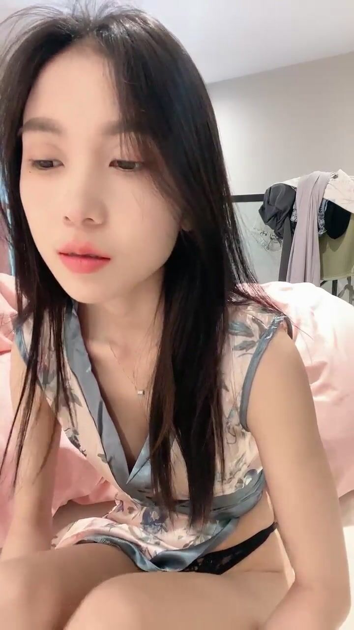 重磅核彈！高人氣女神~20小時~【小悅悅】裸舞~啪啪~噴水~~ (7)