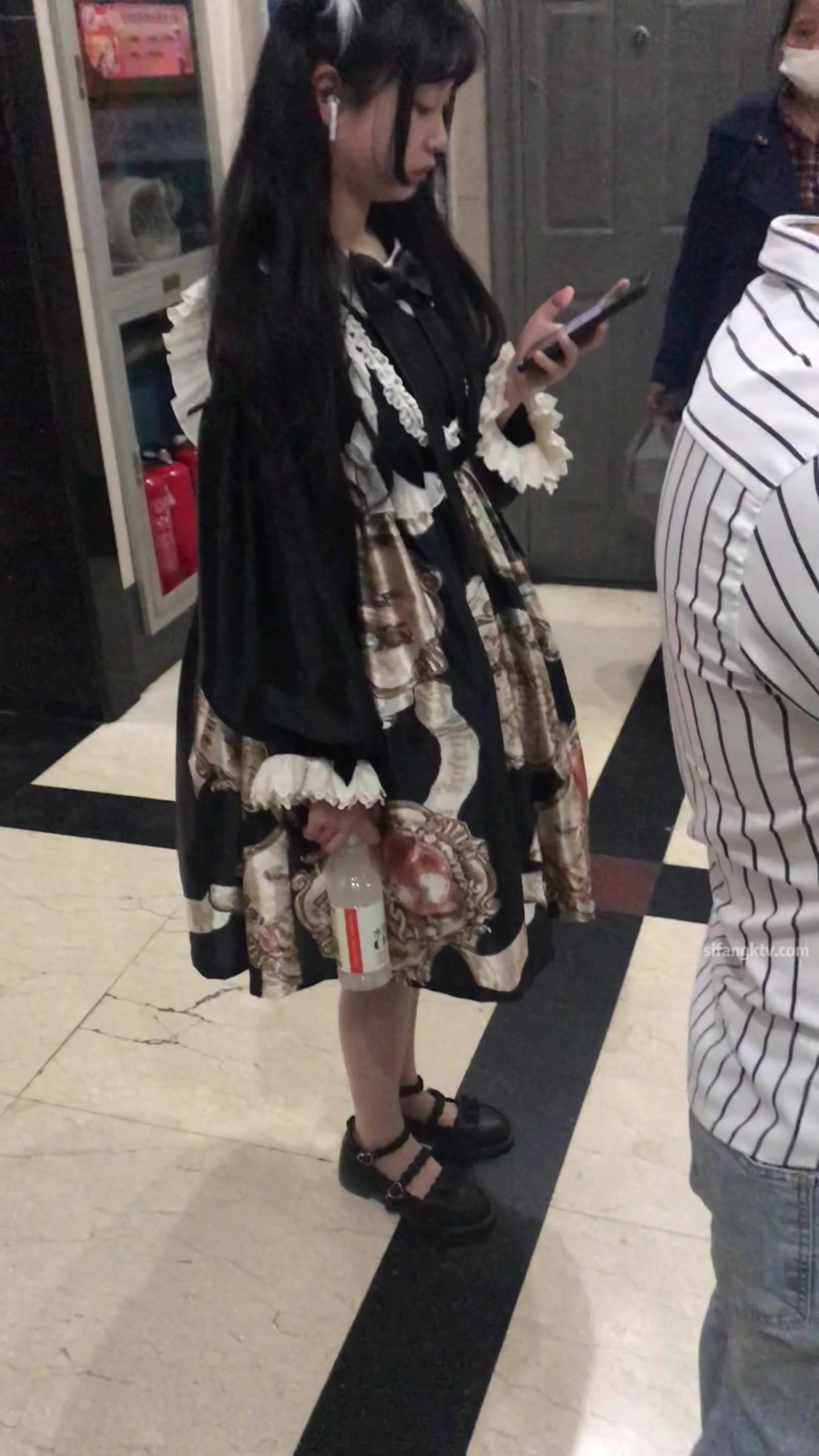 稀缺學姐專場 專業抄底靚麗制服學姐珍藏版 貼著美女屁股抄 有燈光加持畫質特好 超清4K原版 (45)