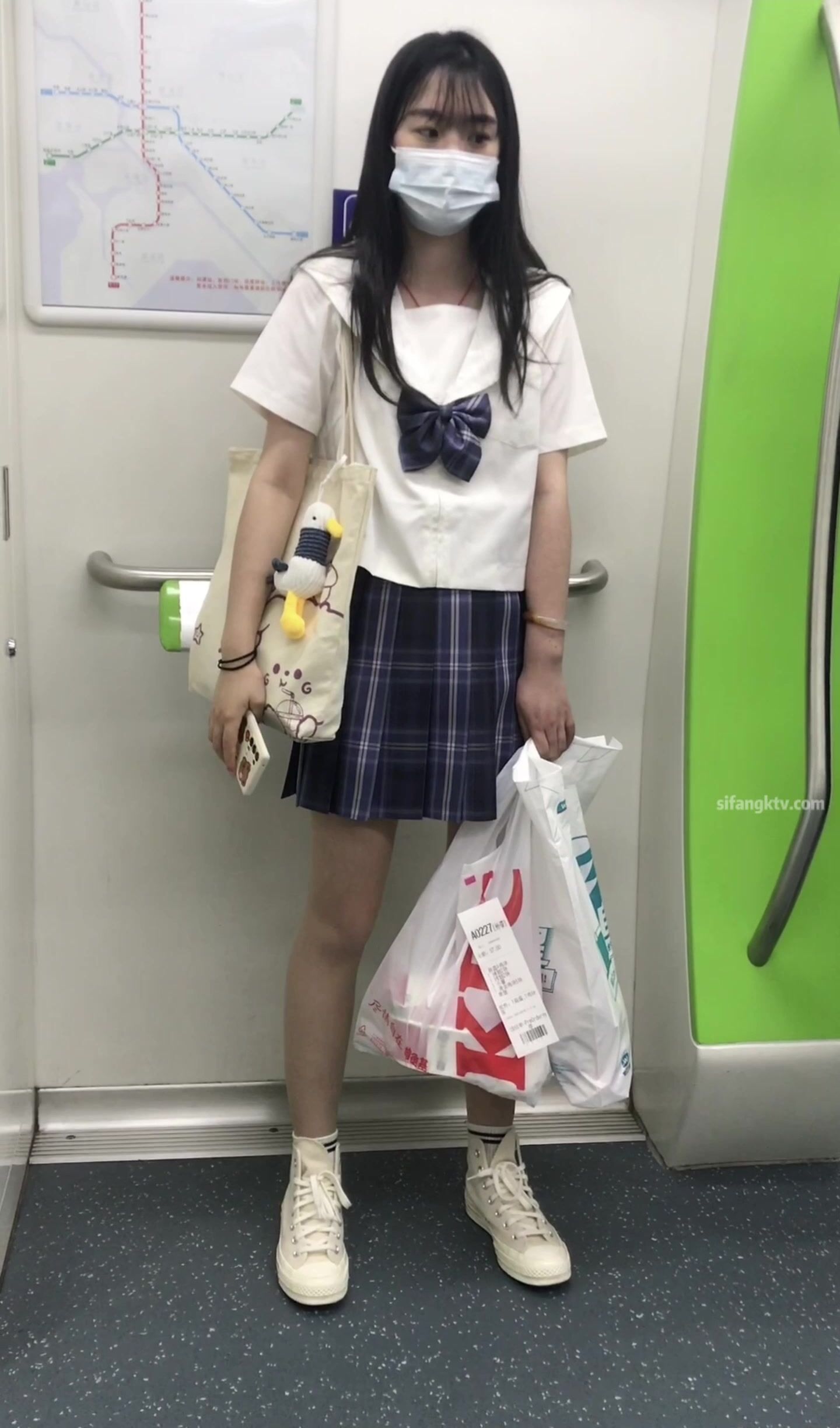 稀缺學姐專場 專業抄底靚麗制服學姐珍藏版 貼著美女屁股抄 有燈光加持畫質特好 超清4K原版 (7)