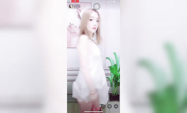 最新《瘋狂抖音》外篇之『三亞美女2』極品三亞外圍美女大秀身材 作死大尺度 摳B揉乳擠奶 (158)