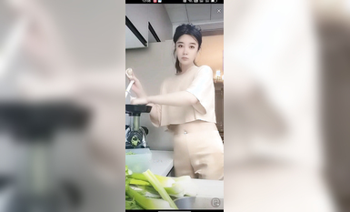 最新《瘋狂抖音》外篇之《抖音擦邊4》顏值主播各顯神通 閃現走光 刷邊瘋狂作死 扣逼漏奶 (305)