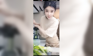 最新《瘋狂抖音》外篇之《抖音擦邊4》顏值主播各顯神通 閃現走光 刷邊瘋狂作死 扣逼漏奶 (305)