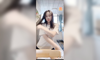 最新《瘋狂抖音》外篇之《抖音擦邊4》顏值主播各顯神通 閃現走光 刷邊瘋狂作死 扣逼漏奶 (170)