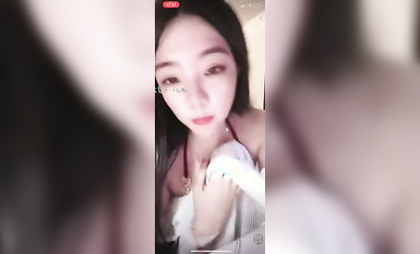 最新《瘋狂抖音》外篇之《抖音擦邊4》顏值主播各顯神通 閃現走光 刷邊瘋狂作死 扣逼漏奶 (176)