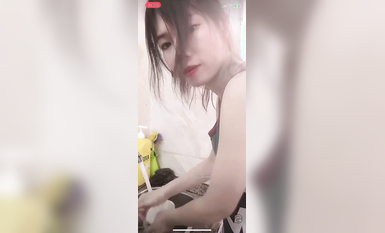 最新《瘋狂抖音》外篇之《抖音擦邊4》顏值主播各顯神通 閃現走光 刷邊瘋狂作死 扣逼漏奶 (84)