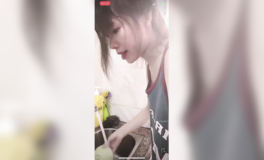 最新《瘋狂抖音》外篇之《抖音擦邊4》顏值主播各顯神通 閃現走光 刷邊瘋狂作死 扣逼漏奶 (84)