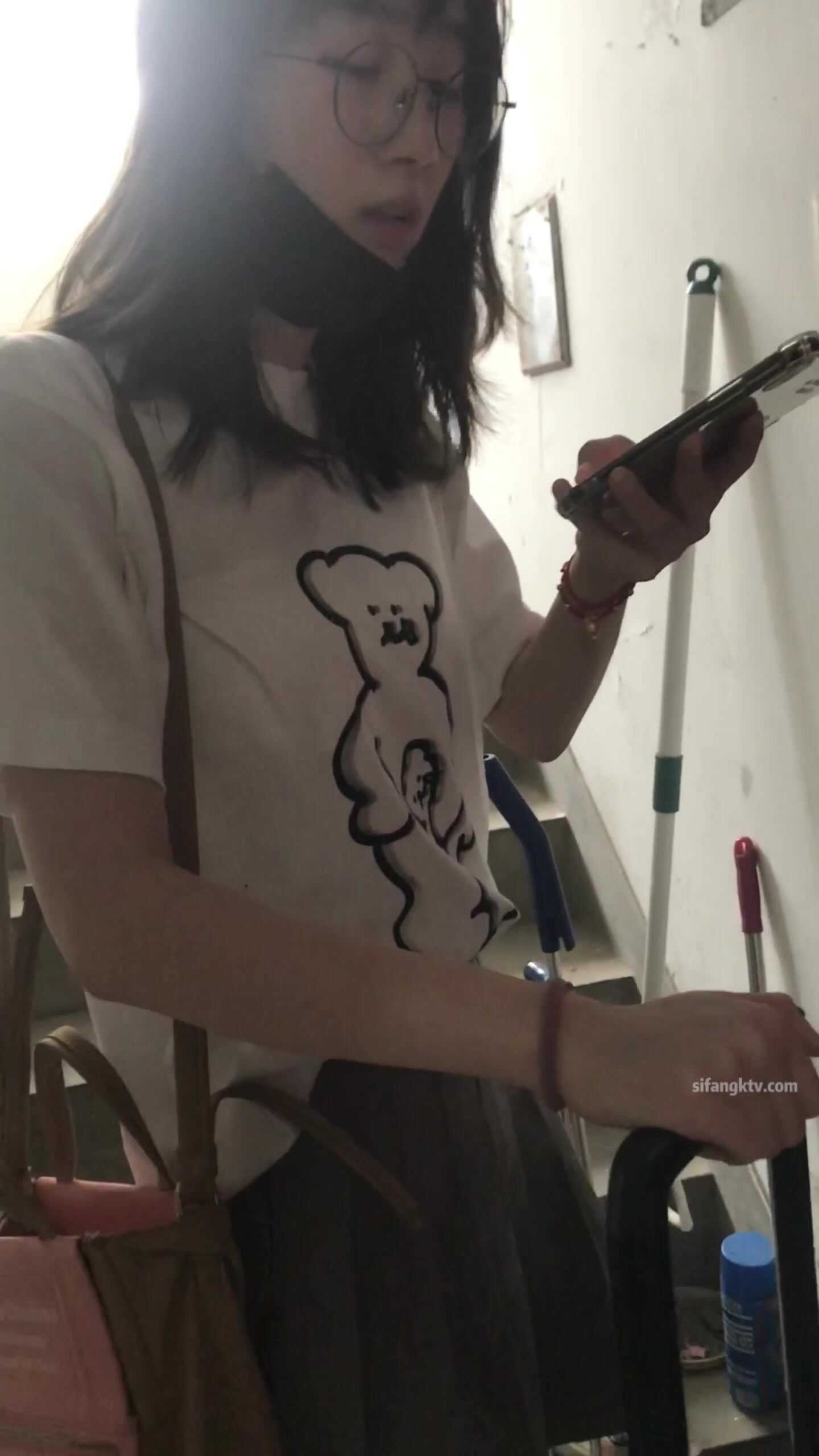 稀缺學姐專場 專業抄底靚麗制服學姐珍藏版 貼著美女屁股抄 有燈光加持畫質特好 超清4K原版 (1)