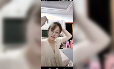 最新《瘋狂抖音》外篇之《抖音擦邊4》顏值主播各顯神通 閃現走光 刷邊瘋狂作死 扣逼漏奶 (44)