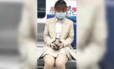 稀缺學姐專場 專業抄底靚麗制服學姐珍藏版 貼著美女屁股抄 有燈光加持畫質特好 超清4K原版 (4)