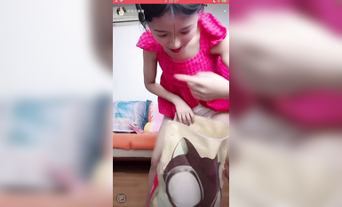 最新《瘋狂抖音》外篇之《抖音擦邊4》顏值主播各顯神通 閃現走光 刷邊瘋狂作死 扣逼漏奶 (51)