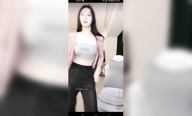 最新《瘋狂抖音》外篇之《抖音擦邊4》顏值主播各顯神通 閃現走光 刷邊瘋狂作死 扣逼漏奶 (275)