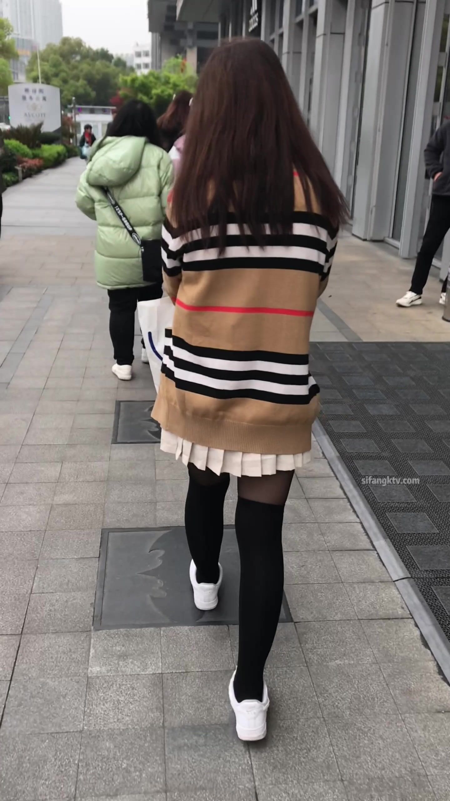 稀缺學姐專場 專業抄底靚麗制服學姐珍藏版 貼著美女屁股抄 有燈光加持畫質特好 超清4K原版9034 (3)