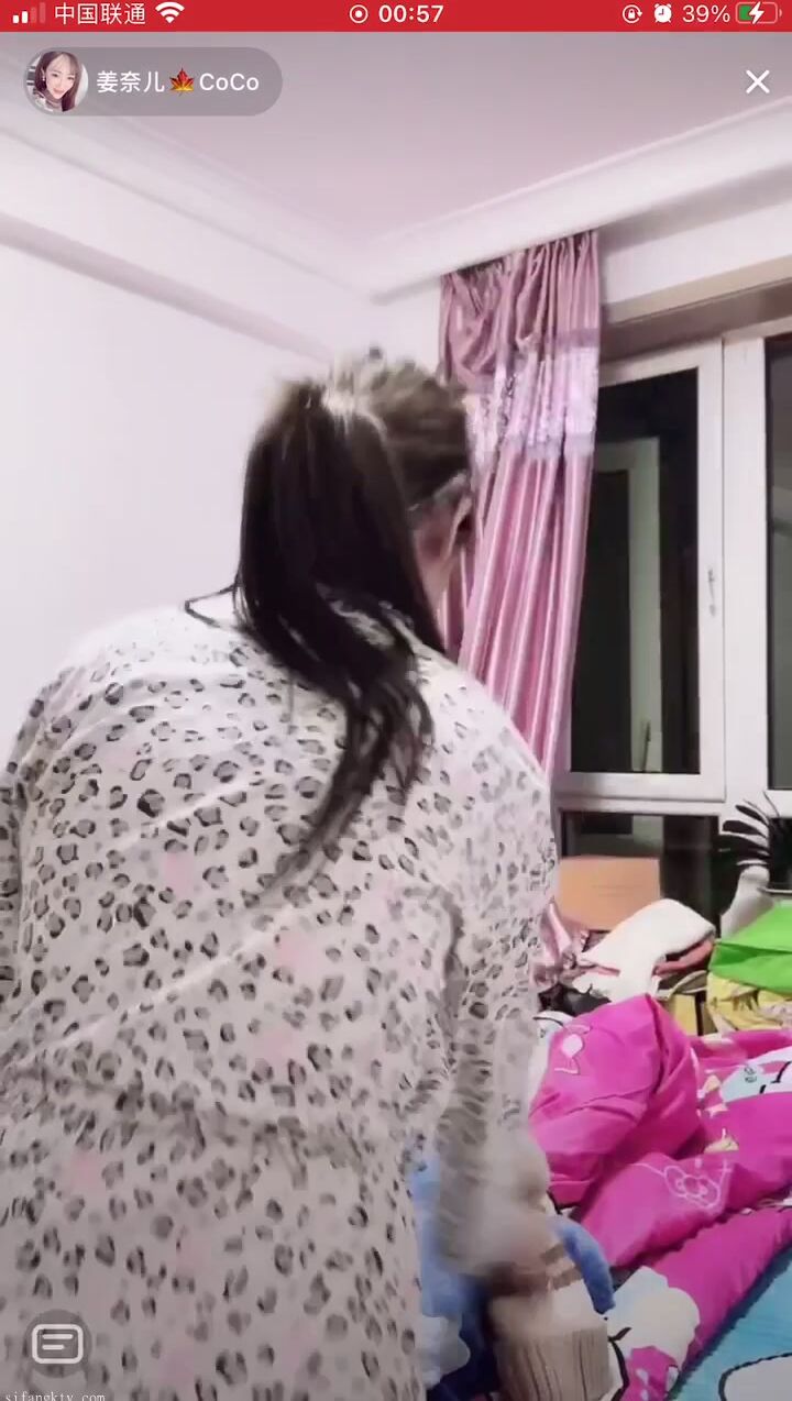 最新《瘋狂抖音》外篇之『三亞美女2』極品三亞外圍美女大秀身材 作死大尺度 摳B揉乳擠奶 (88)