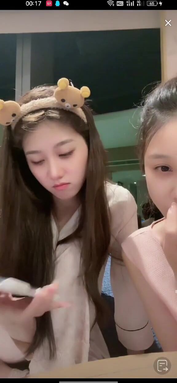 最新《瘋狂抖音》外篇之《抖音擦邊4》顏值主播各顯神通 閃現走光 刷邊瘋狂作死 扣逼漏奶 (17)