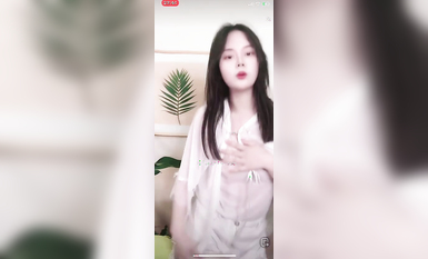 最新《瘋狂抖音》外篇之《抖音擦邊4》顏值主播各顯神通 閃現走光 刷邊瘋狂作死 扣逼漏奶 (150)