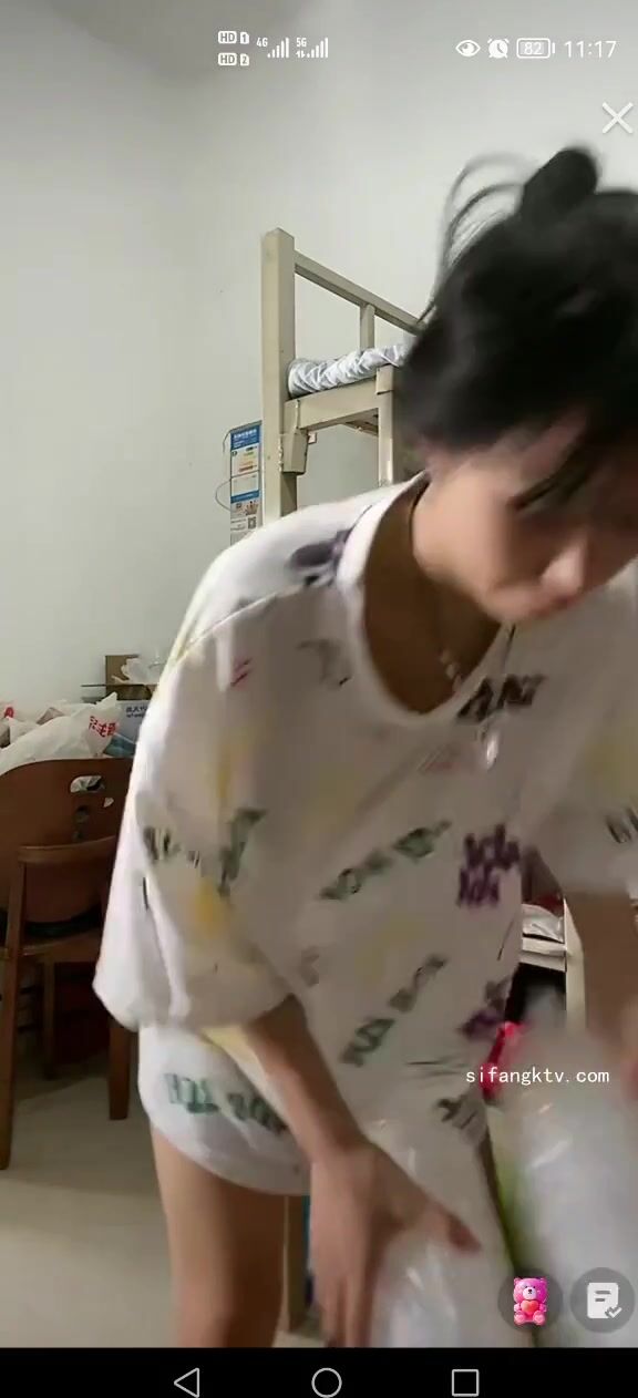 最新《瘋狂抖音》外篇之《抖音擦邊4》顏值主播各顯神通 閃現走光 刷邊瘋狂作死 扣逼漏奶 (71)