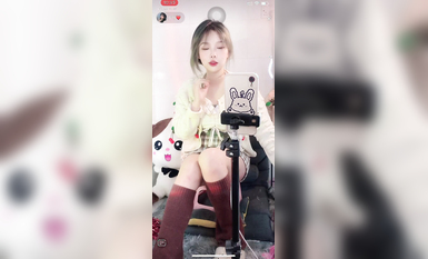 最新《瘋狂抖音》外篇之『三亞美女2』極品三亞外圍美女大秀身材 作死大尺度 摳B揉乳擠奶 (36)