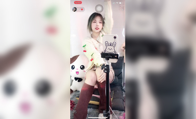 最新《瘋狂抖音》外篇之『三亞美女2』極品三亞外圍美女大秀身材 作死大尺度 摳B揉乳擠奶 (36)