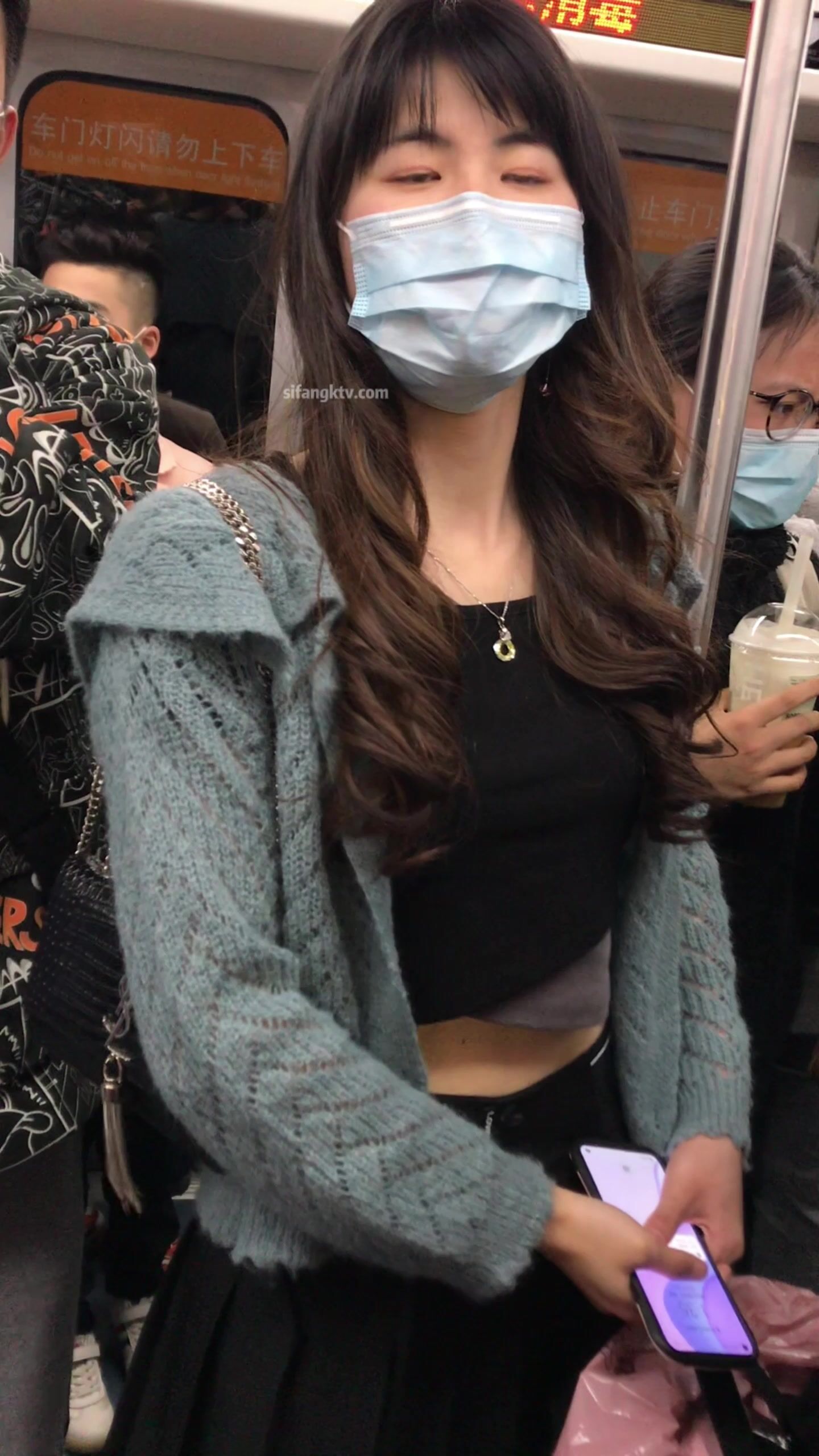 稀缺學姐專場 專業抄底靚麗制服學姐珍藏版 貼著美女屁股抄 有燈光加持畫質特好 超清4K原版 (17)