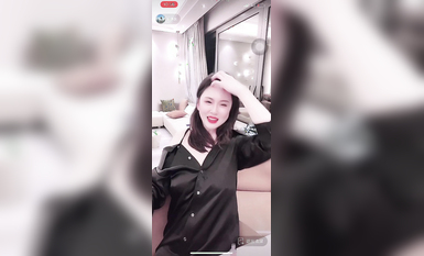 最新《瘋狂抖音》外篇之『三亞美女2』極品三亞外圍美女大秀身材 作死大尺度 摳B揉乳擠奶 (15)